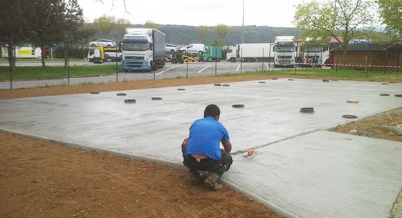 Contactez Playgones pour la creation de vos dalles beton pour terrain multisports