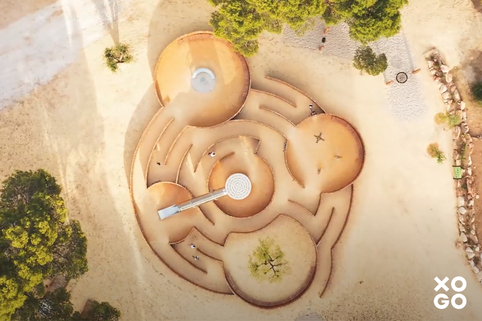 Une aire de jeux en forme de labyrinthe en bois vu de drone