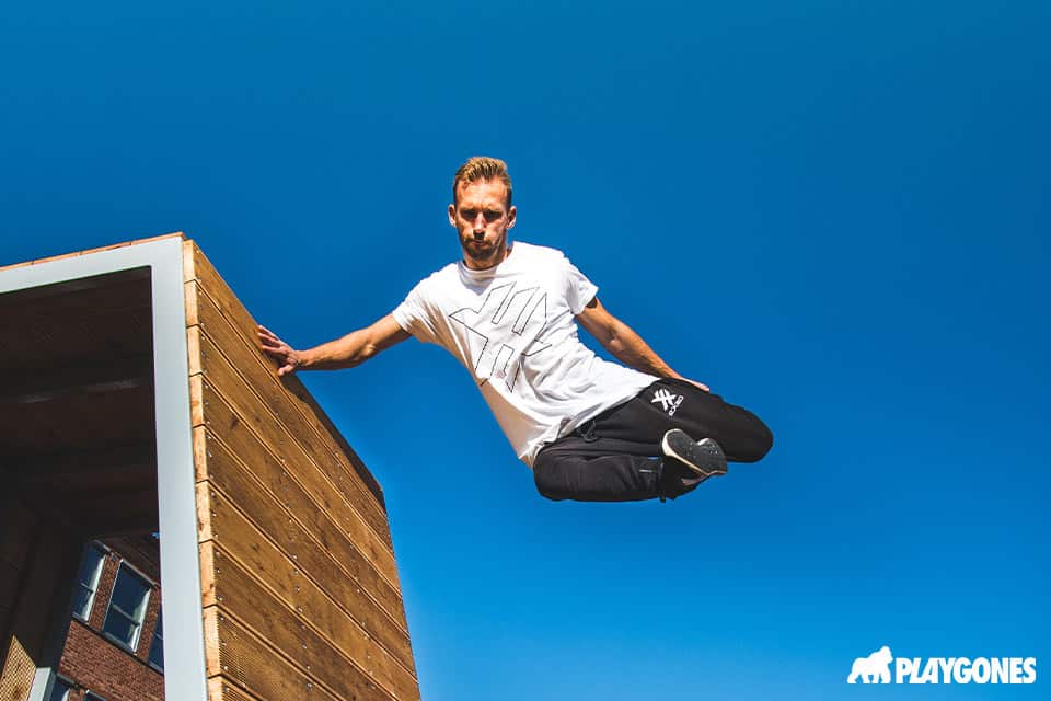 Figure freestyle par un gymnaste sur un mur