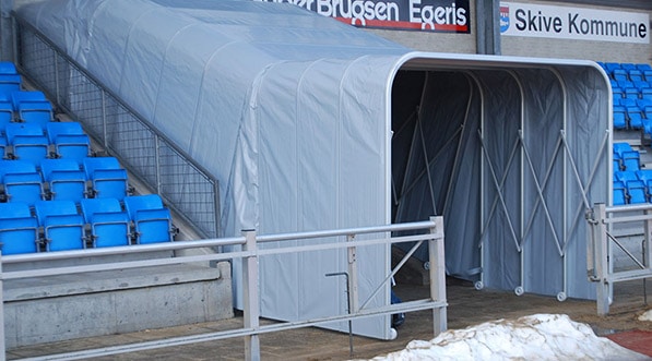 Personnalisable, imperméable et pliable, le tunnel d’accès protège vos sportifs lors leur entrée sur le stade.