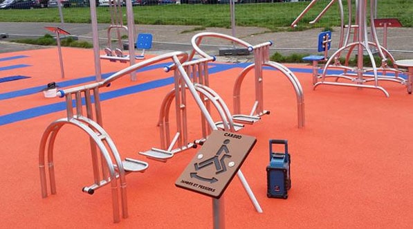 Aire de fitness outdoor ou gym en plein air en banlieue Parisienne