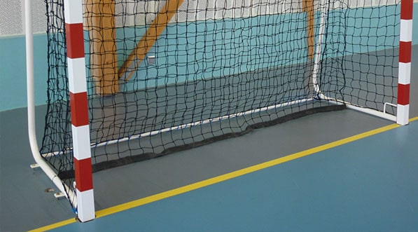 but de handball sceller dans un gymnase