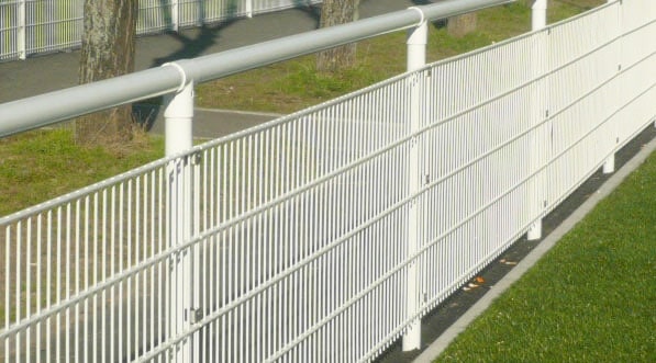 Playgones vous propose une large gamme de pare-ballon, de brise-vu, de mains courante et de portillons pour vos stades.