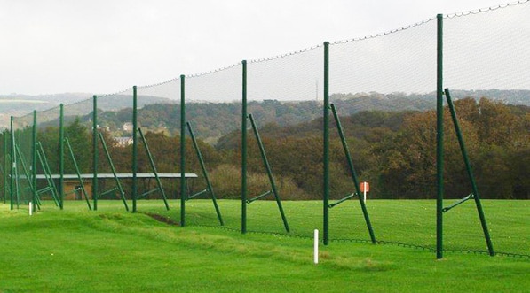 Playgones vous propose une large gamme de pare-ballon, de brise-vu, de mains courante et de portillons pour vos stades.