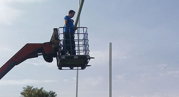 Pose de but de rugby sur un bras elevateur