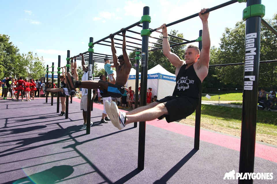 savigny-le-temple-streetworkout team pro de barmania Pro en plein effort sur l'aire de SWO