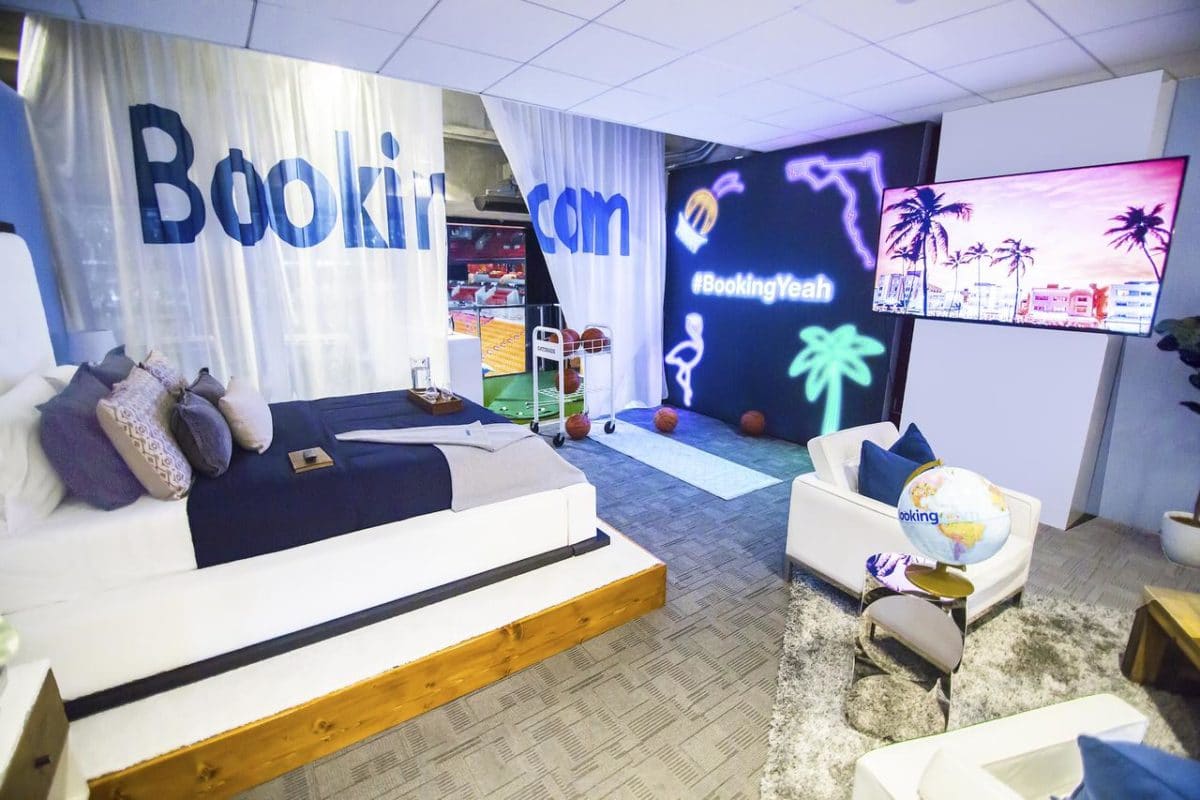 animation-1-booking-loge-salle-miami-heat-NBA-suite-lit-fan-experience-vente Animation 1 : Réserver sur booking une chambre dans le stade de NBA à miami