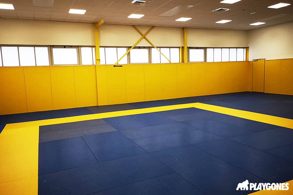 Aménagement du dojo de couleur bleu et jaune