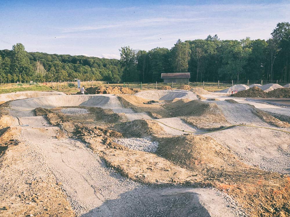 Modelage des bosses d'un pumptrack avant la pose de l'enrobé : formes compactées en matériaux granulaires