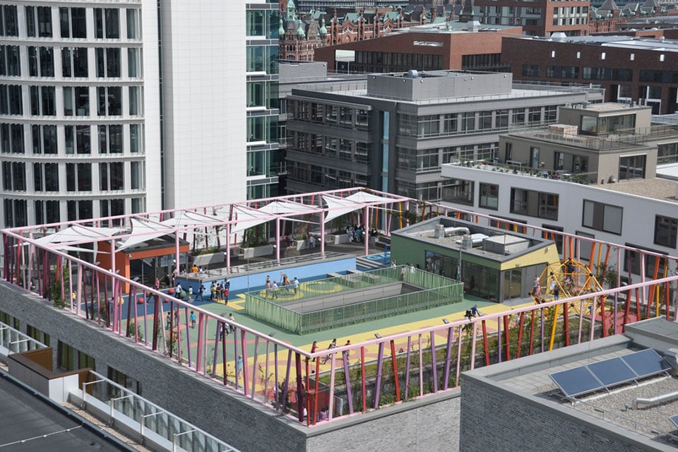Une aire de jeux sur le toit d'une école à Hambourg Une aire de jeux sur le toit d'une école à Hambourg