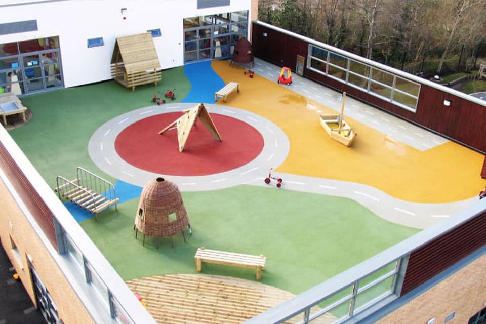 Aire de jeux sur le toit d'une garderie en Angleterre Aire de jeux sur le toit d'une garderie en Angleterre