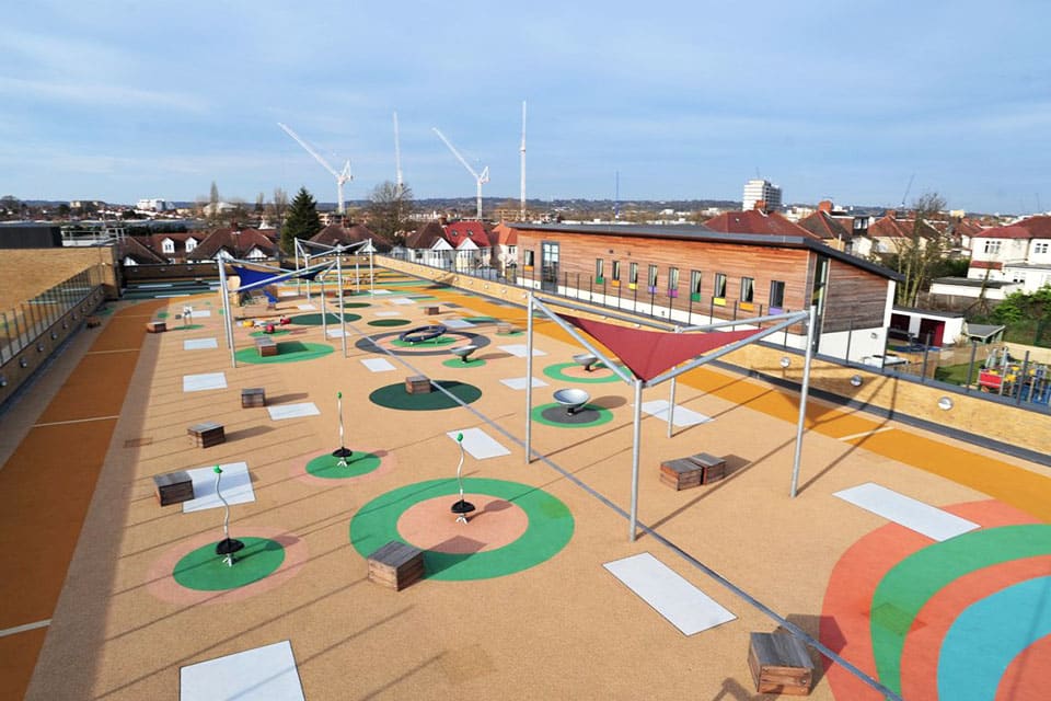 Une aire de jeux inclusive sur le toit d'une école spécialisé dans l'handicap à Londres Une aire de jeux inclusive sur le toit d'une école spécialisé dans l'handicap à Londres