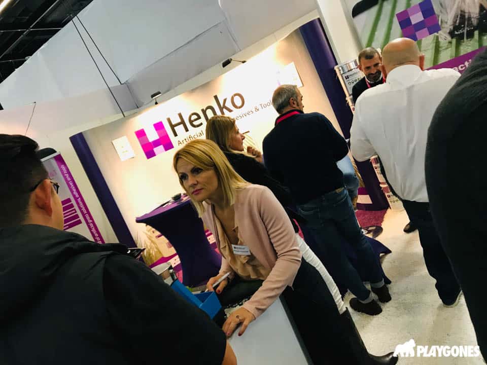 Henko, numero 1 européen des accessoires pour la pose de gazons synthétiques.