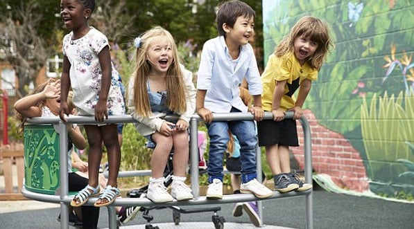 enfants sur un tourniquet inclusif