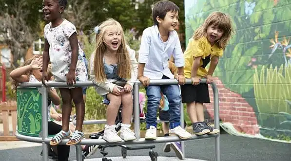 enfants sur un tourniquet inclusif enfants sur un tourniquet inclusif