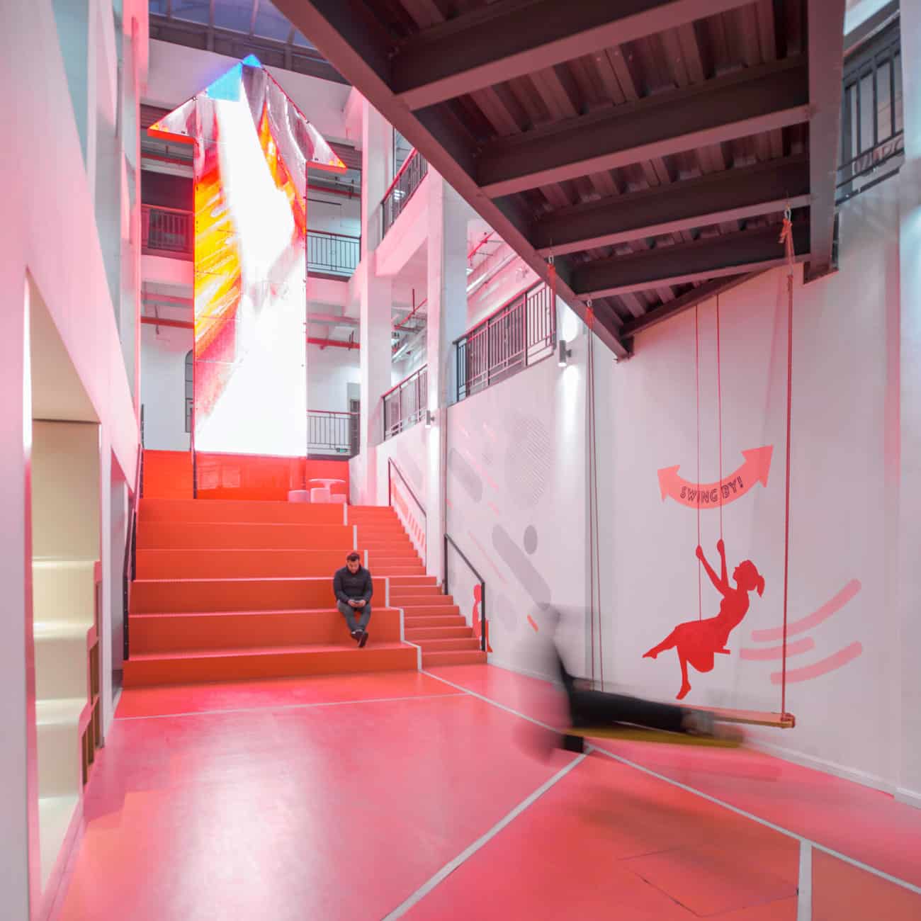 escalier-rouge-design-actif-batiment-