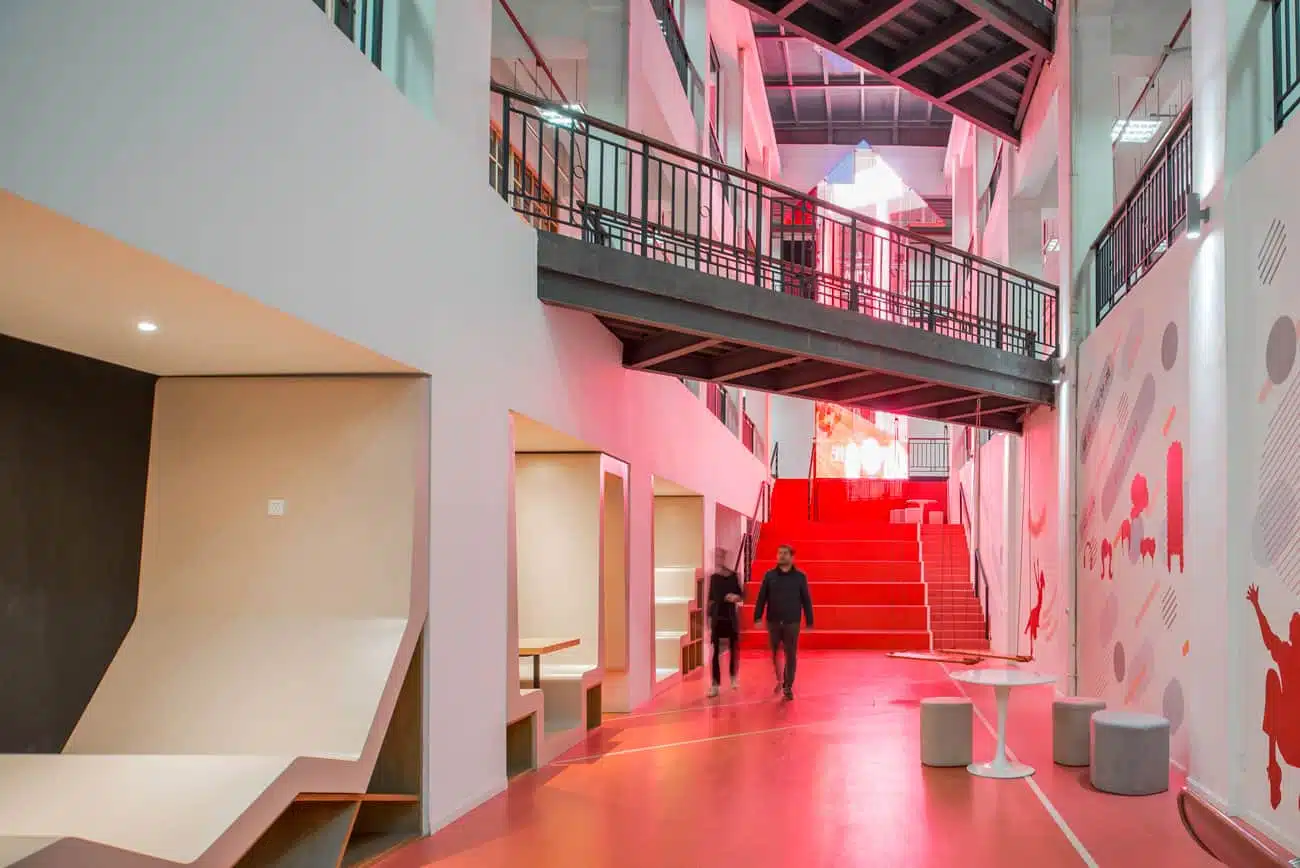 escalier-rouge-design-actif-batiment-2