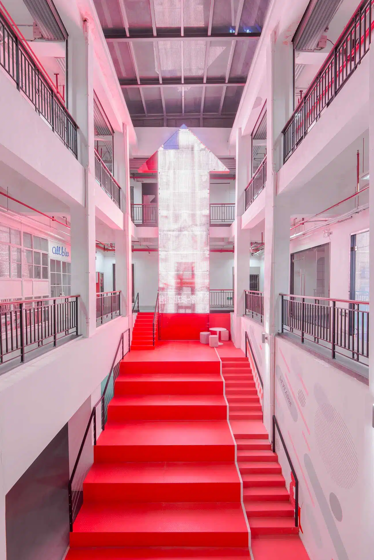 escalier-rouge-design-actif-batiment-7
