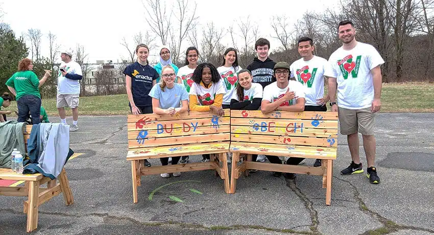 Buddy-Bench es anciens élèves se sont joints aux membres du groupe d'étudiants Enactus pour installer deux bancs de l'amitié