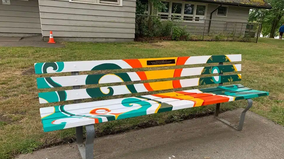 Julia-Goudkova-artiste-banc