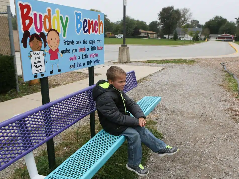 panneau de motivation a coté d'un banc de l'amitié
