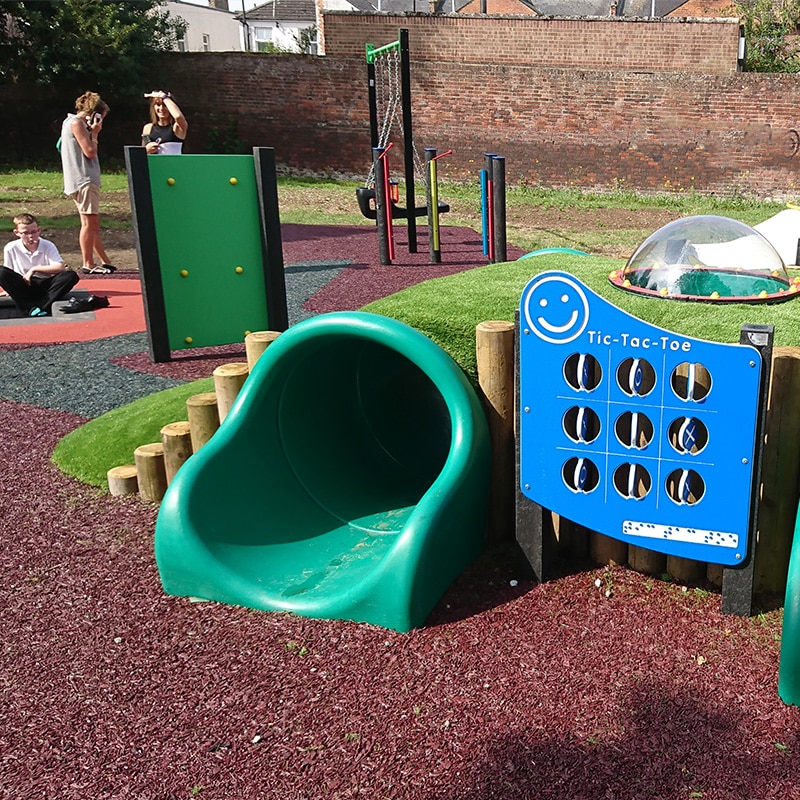 Toboggan inclusif et panneau de jeu tactile sur sol souple continu