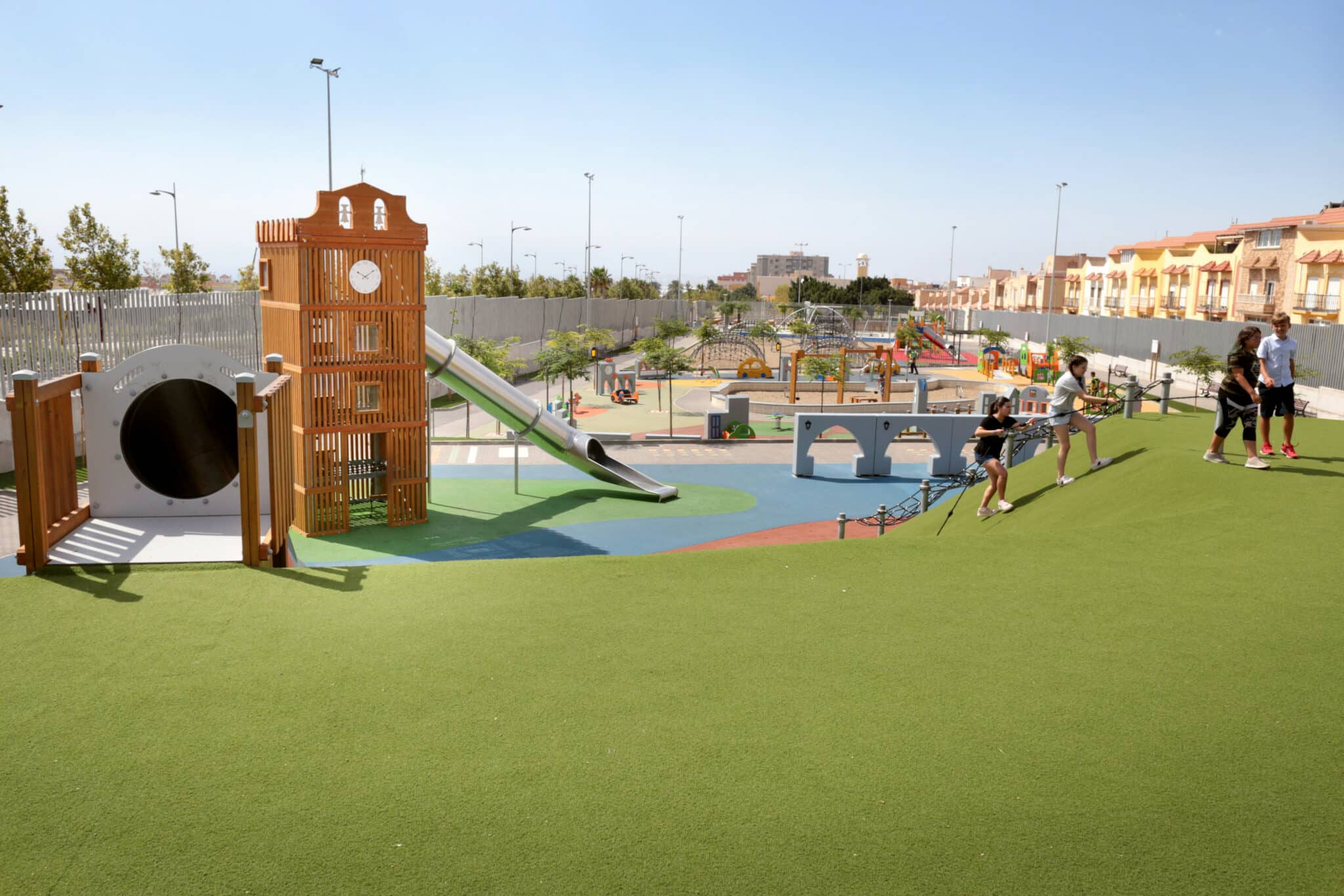 Grande aire de jeux Galopin avec tour horloge et toboggans