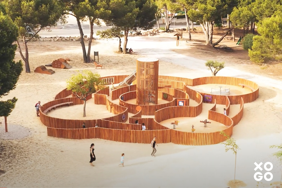 Une aire de jeux en forme de labyrinthe en bois vu de drone