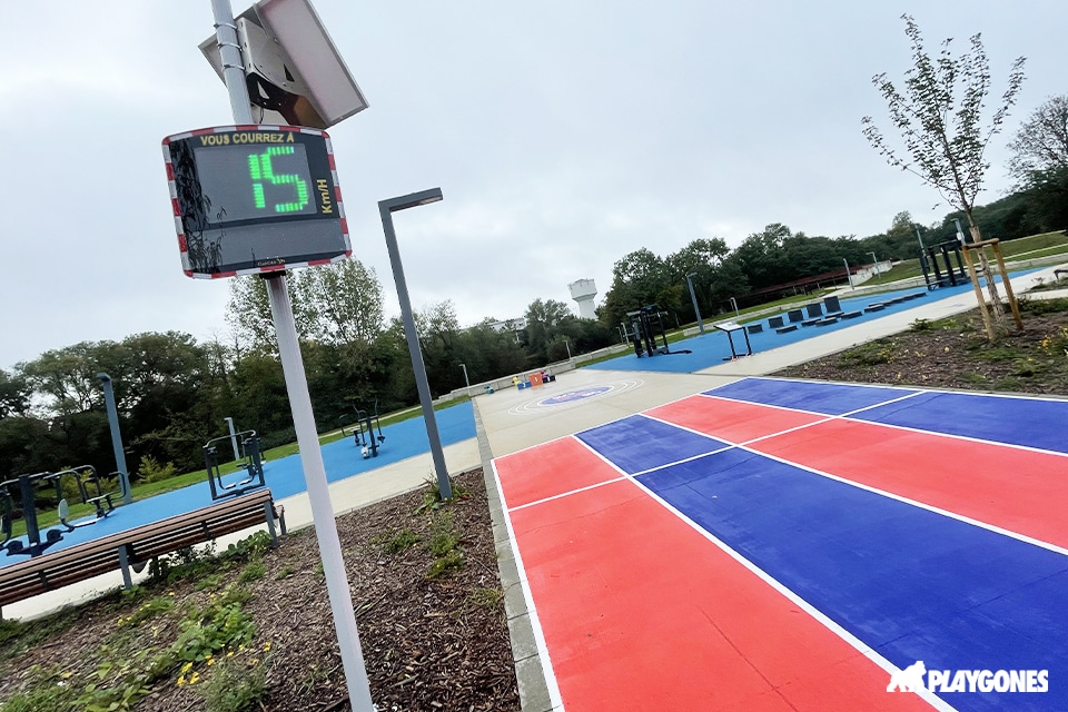 radar de vitesse au bout d'une piste d'athletisme