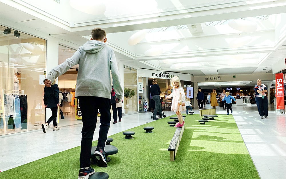Aire de jeux d'équilibre Rampline en centre commercial