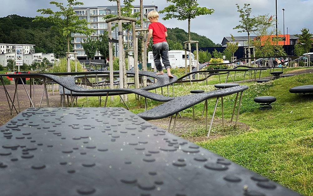 Banc flottant Rampline installé dans un parc