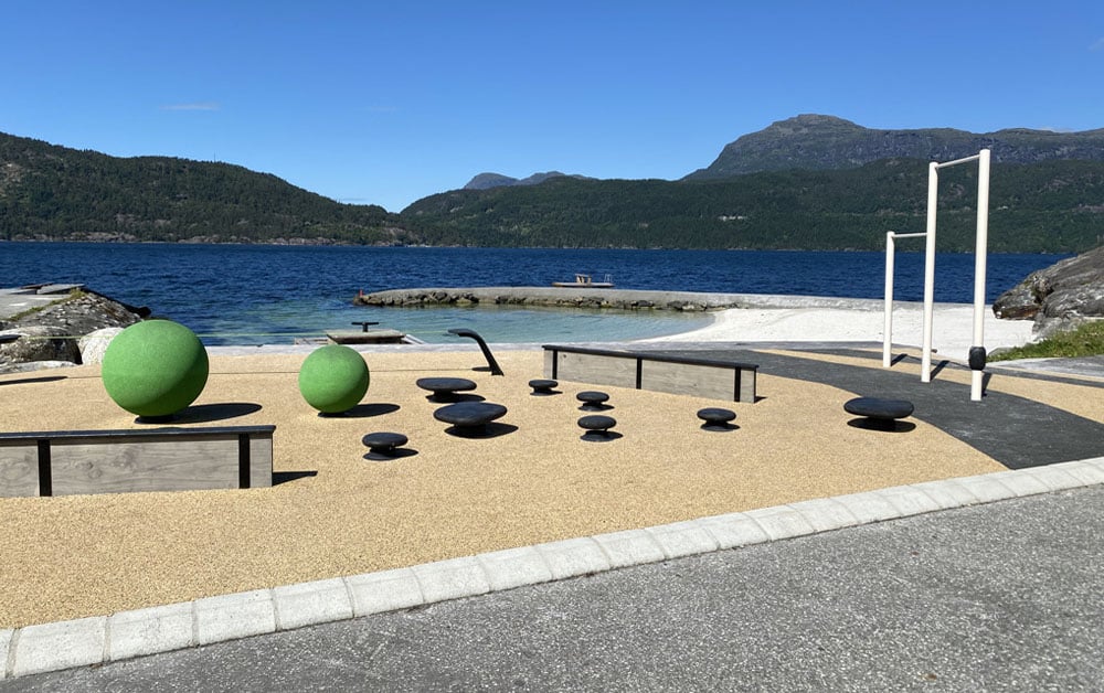 Berge active Rampline au bord d'un lac