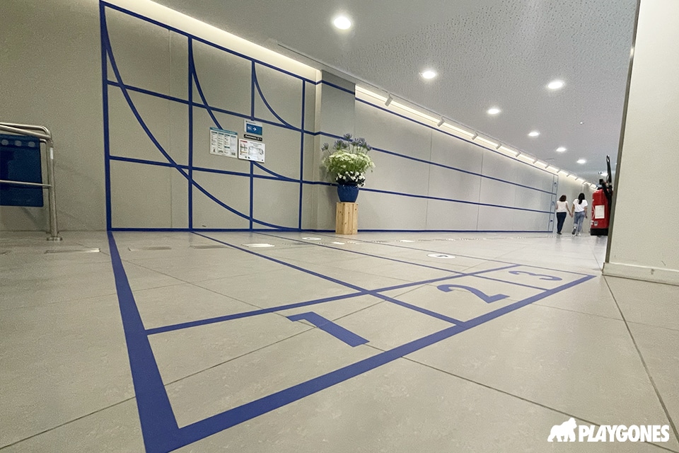 Marquages au sol et au mur design actif dans un couloir de bureaux