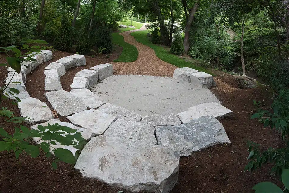 amphitheatre-earthartist-ecole Amphithéâtre minéral (rocher) dans les jardins de Havergal College à toronto )ar Eathscape et Earthartist