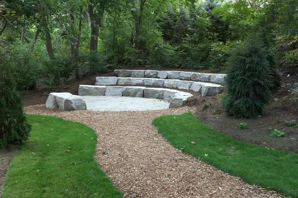 amphitheatre-earthartist Amphithéâtre minéral (rocher) dans les jardins de Havergal College à toronto )ar Eathscape et Earthartist