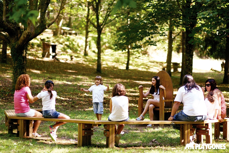 Un espace narratif par Galopin playgrounds dans un parc