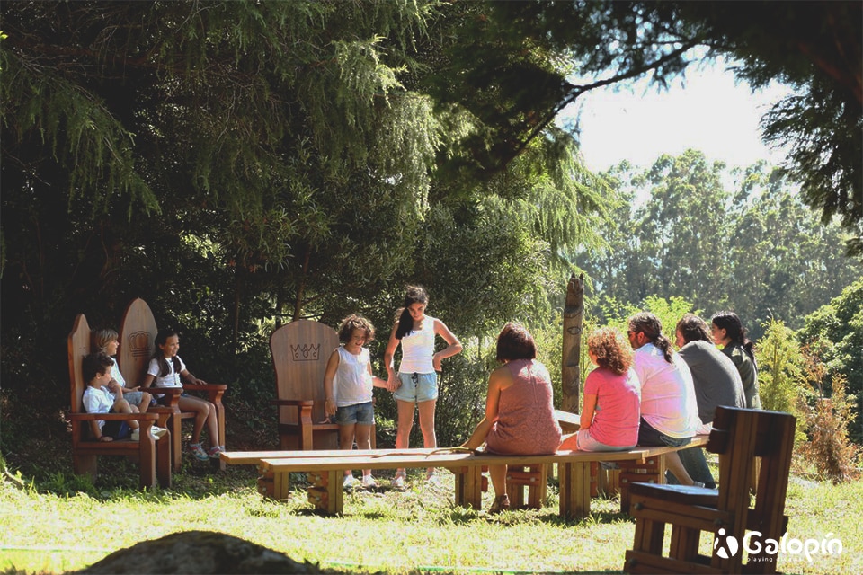 Un espace narratif par Galopin playgrounds dans un parc