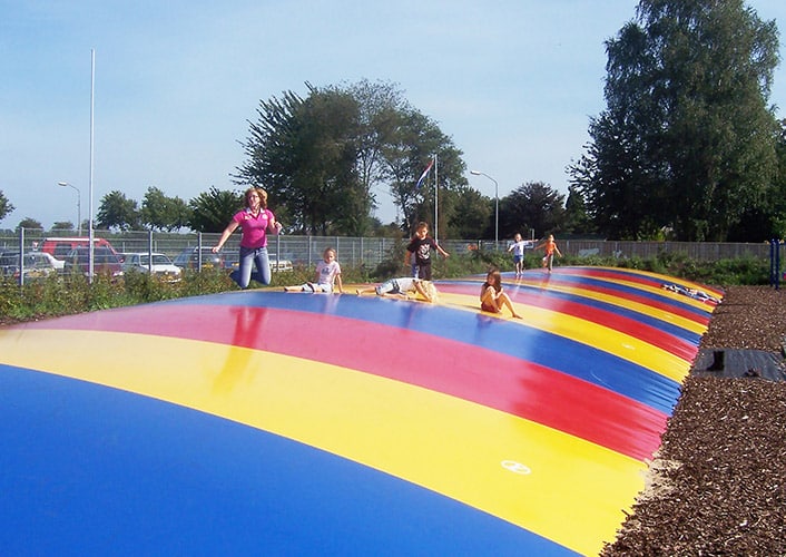 Enfants sur un trampoline gonflable géant