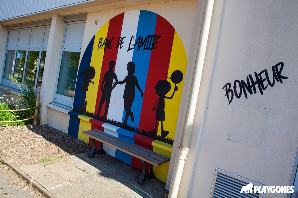 Fresque murale et banc de l'amitié dans la cour de l'école des Teilles à Vertou