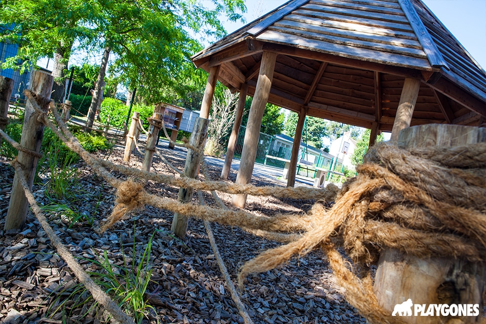 Kiosque en bois et cordages dans un espace nature de cour d'école