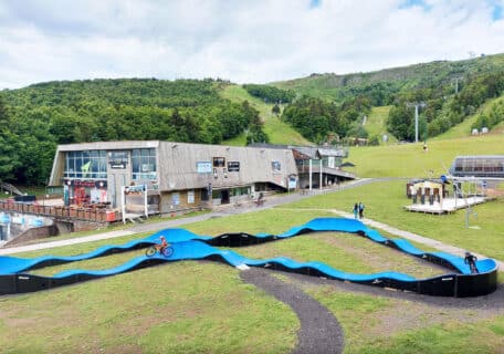 Pumptrack en enrobé installé au pied des pistes d'une station de montagne