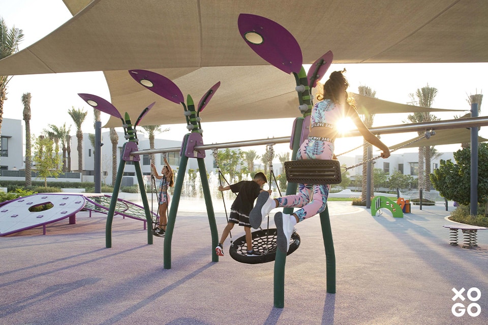 aire-de-jeux-couverte-balancoires