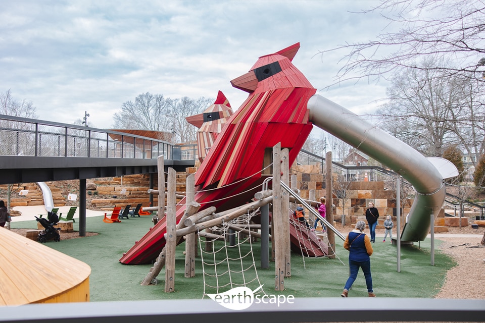 structure d'aire de jeux avec un toboggan tunnel