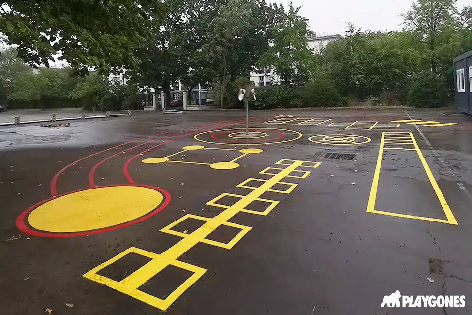 Aire de jeux éducative pour école primaire avec marquages au sol design actif Aire de jeux éducative pour école primaire avec marquages au sol design actif.