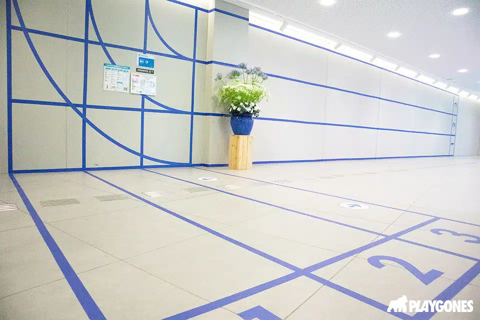 Décoration-piste-athletisme-couloir Décoration des murs d'un couloir avec le marquage d'une piste d'athletisme