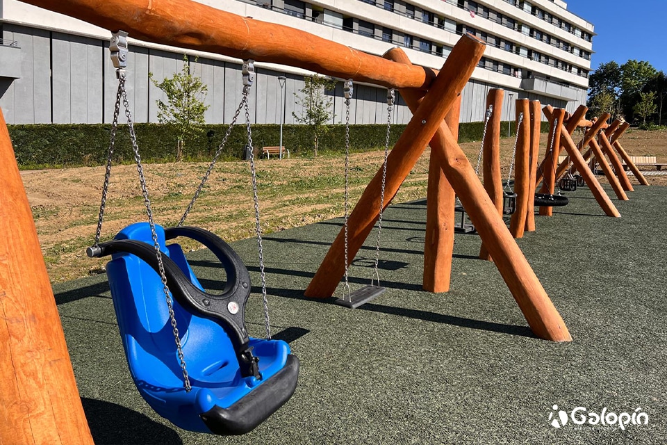 Ensemble-balancoire-bois-nacelle-bebe