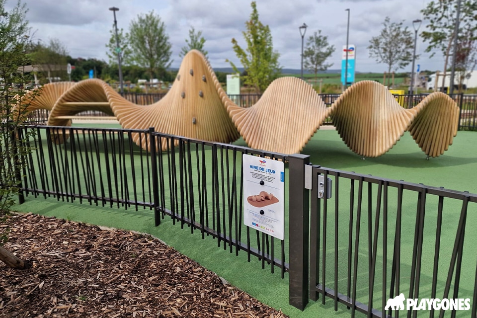 Un banc moveart installé sur une aire d'autoroute totalenergie