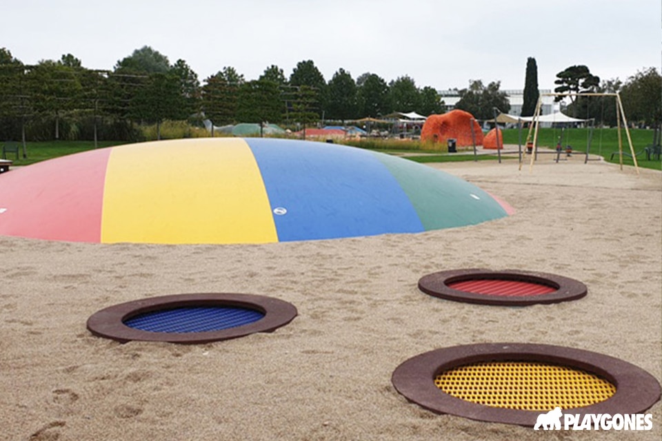 aires-de-jeux-trampoline-geant-camping aires-de-jeux-trampoline-geant-camping
