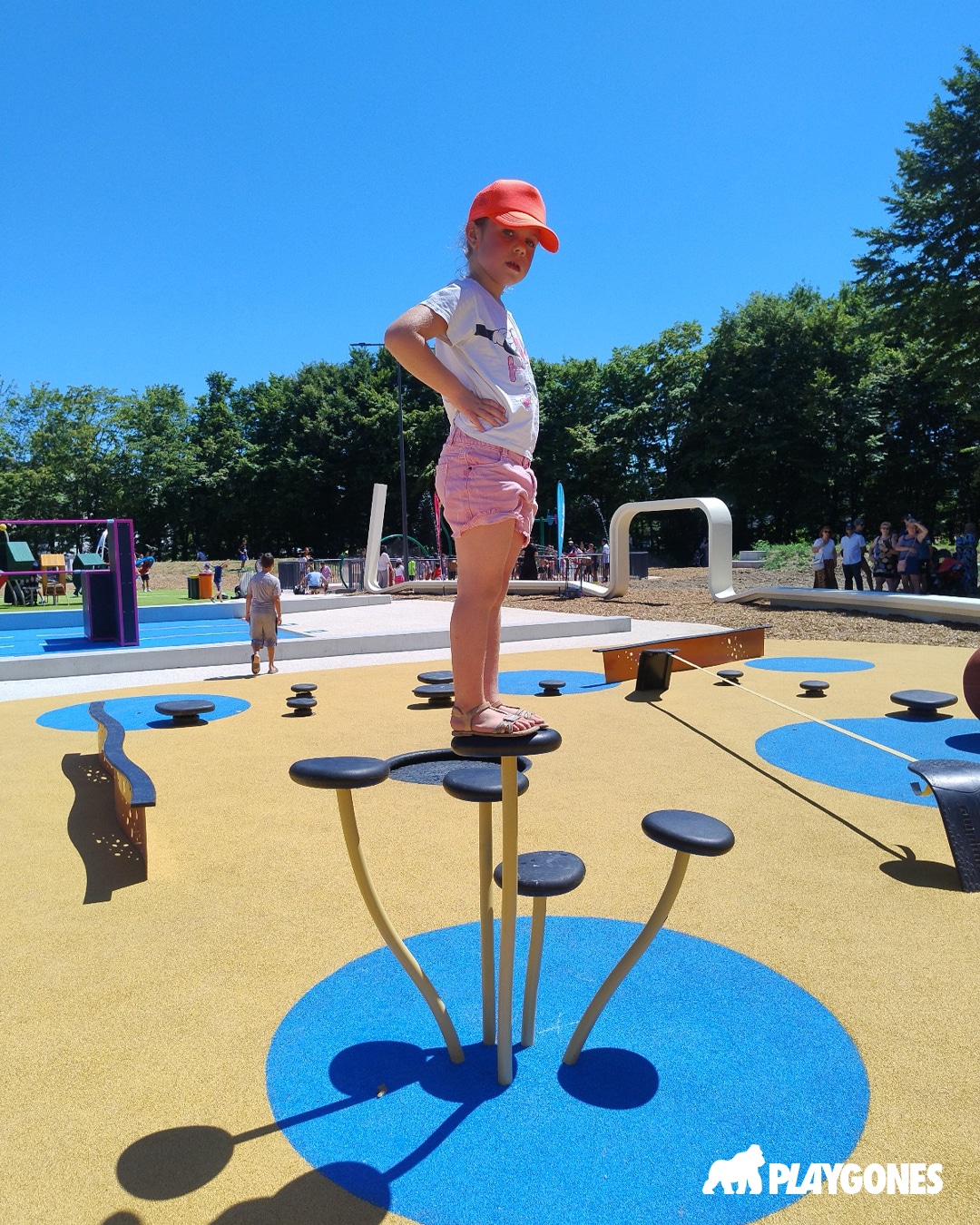 Enfant sur un jeu d'équilibre Fungi Rampline