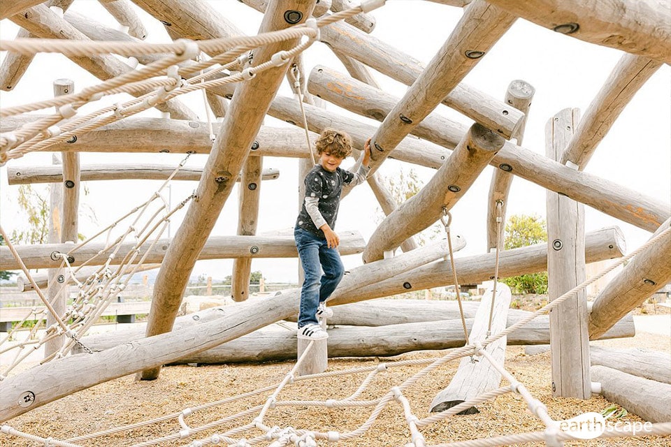 Structure de grimpe en bois type mikado geant